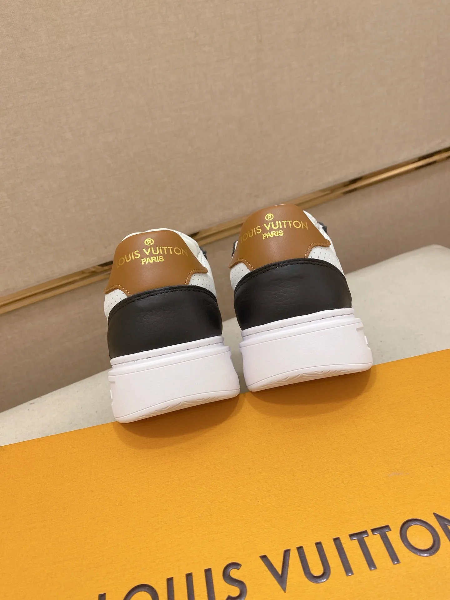 Men's shoes 💰: 420💰🎉🎉LV~Louis Vuitton trendy men's shoes New shipments Latest matching The same style as the official website Super high quality Hot sales of the season [strong] [strong] [strong] Selected first-layer cowhide, comfortable cowhide lining, original last, comfortable on the foot, wear-resistant rubber outsole Size number: 38-44.